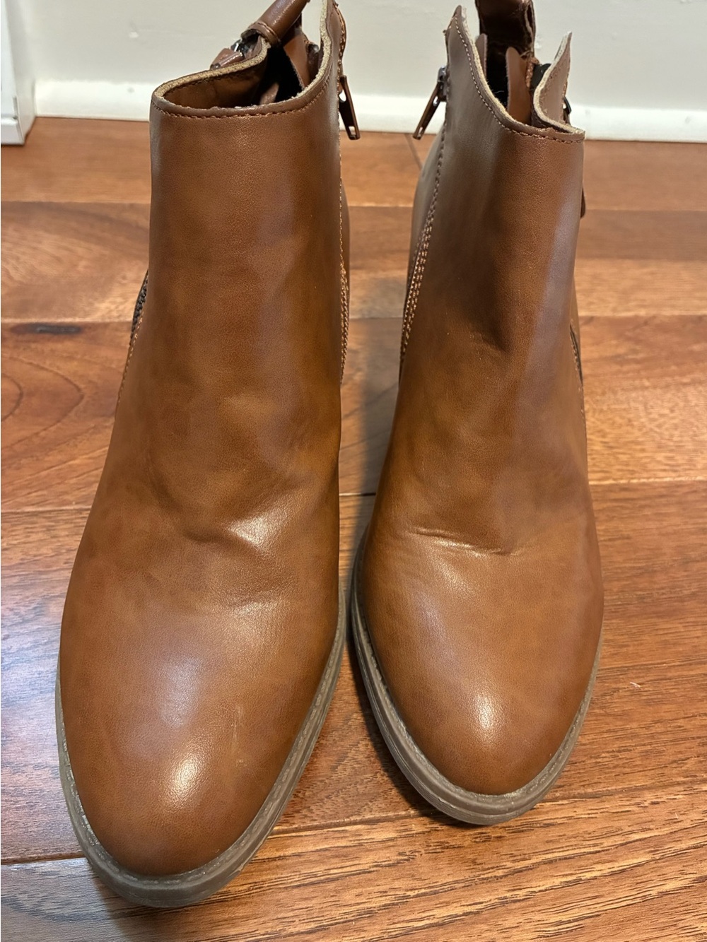 Brown/Cognac Faux leather ankle boots, with double zipper design, Size 8.5 Chic